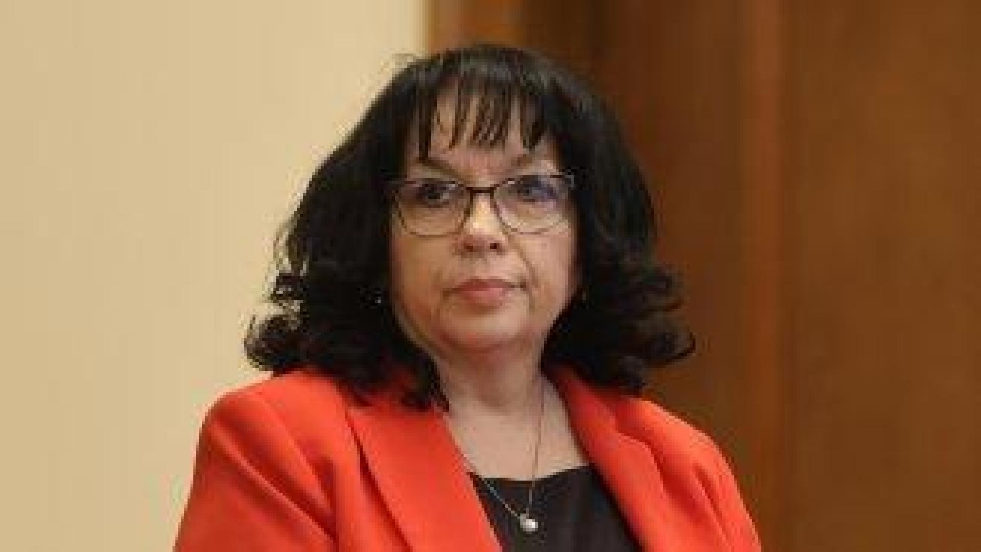 Петкова от Брюксел: България върви към еврозоната въпреки президента