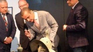 Спасени от контрабанда гладиаторски шлем и други антики са върнати в България