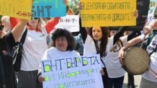 Протест и на държавните медии за заплати нажежи трафика в столицата