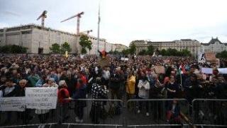 Хиляди унгарци на протест срещу законопроект по руски образец, забраняващ дейността на критици на Орбан