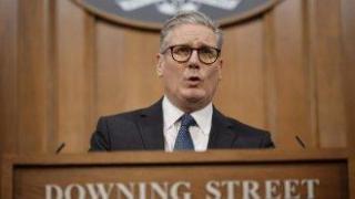 Трети мъж е обвинен за палежи на имоти, свързани с Киър Стармър