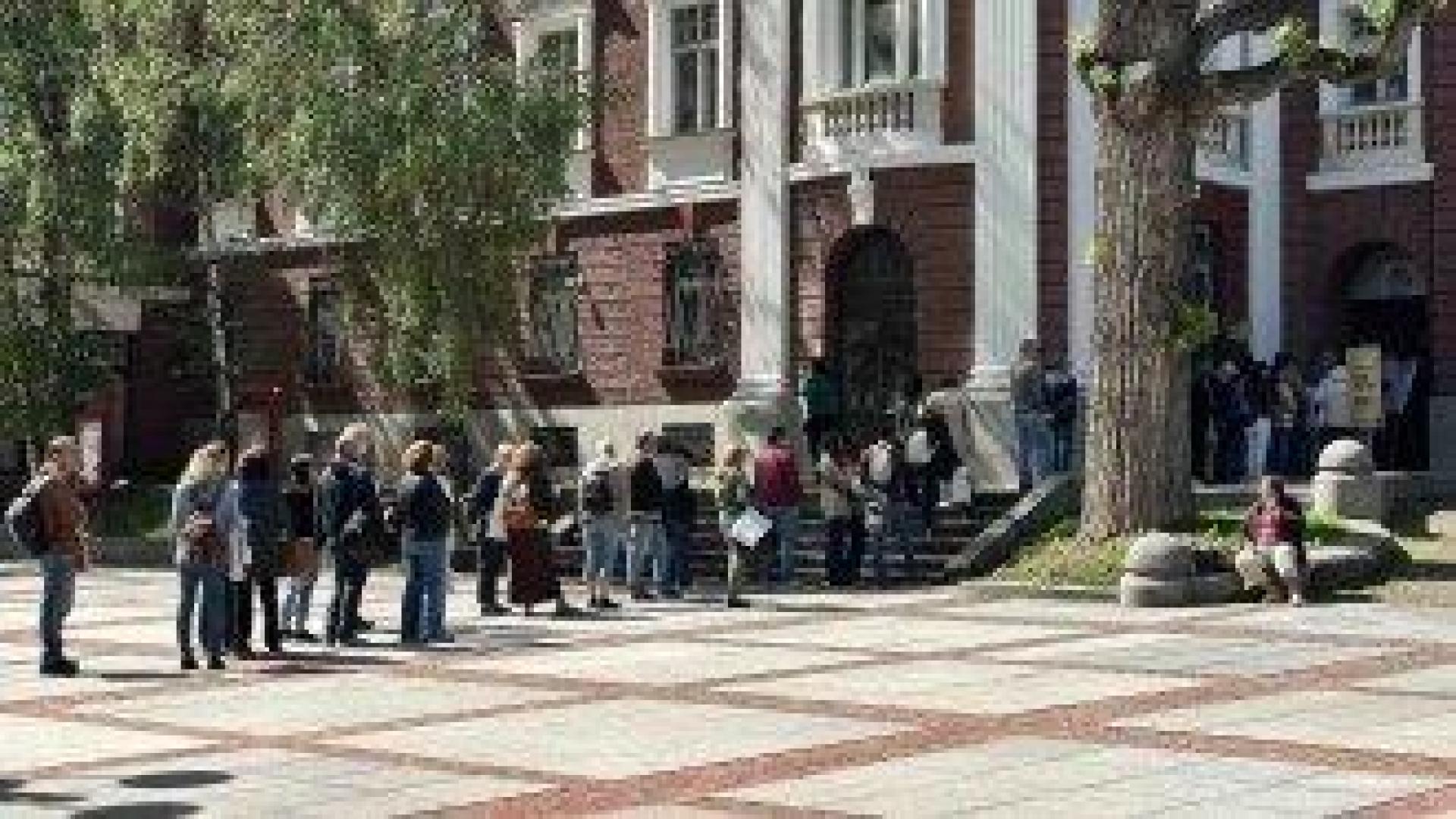 Опашка пред Народния театър за билети по 5 и 10 евро