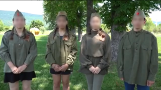 "Не е уместно ученици да обличат руски военни униформи": Мерките на МОН срещу пропагандата в клас