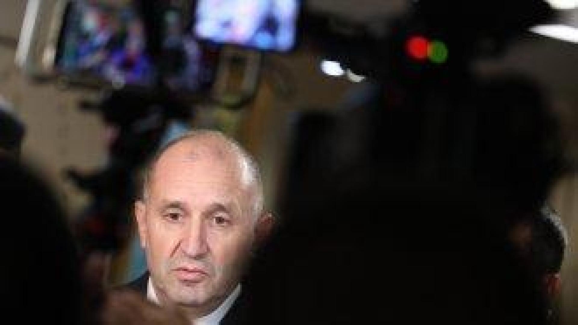 Радев сезира КС за спрения от Киселова референдум за еврото