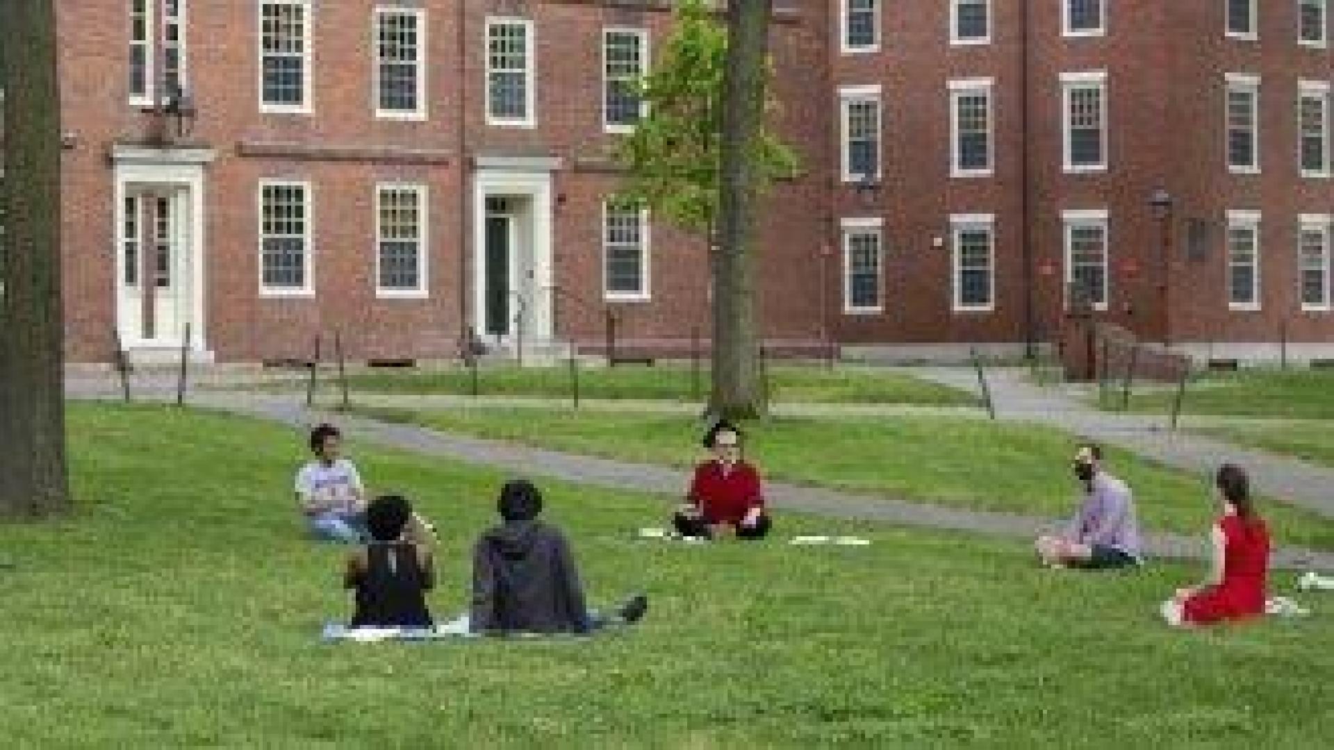 Забраната Харвард да приема чужди студенти временно е отменена