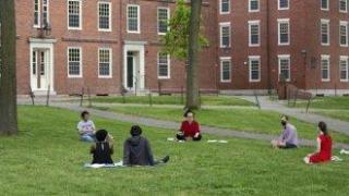 Забраната Харвард да приема чужди студенти временно е отменена