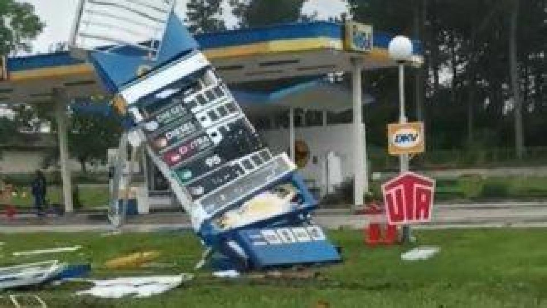 Желязков разпореди спецоперация на пътя Телиш - Радомирци, след като ТИР помете бензиностанция (видео)