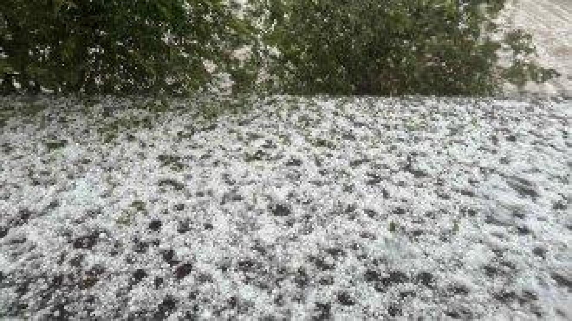 Градушка колкото орех "бомбардира" 20 минути село в Старозагорско