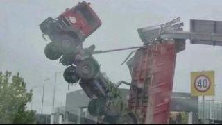 Тир увисна на табела на магистрала "Тракия"