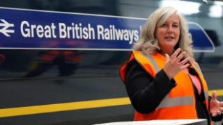 Великобритания започна ренационализация на жп услугите, но цените няма да паднат