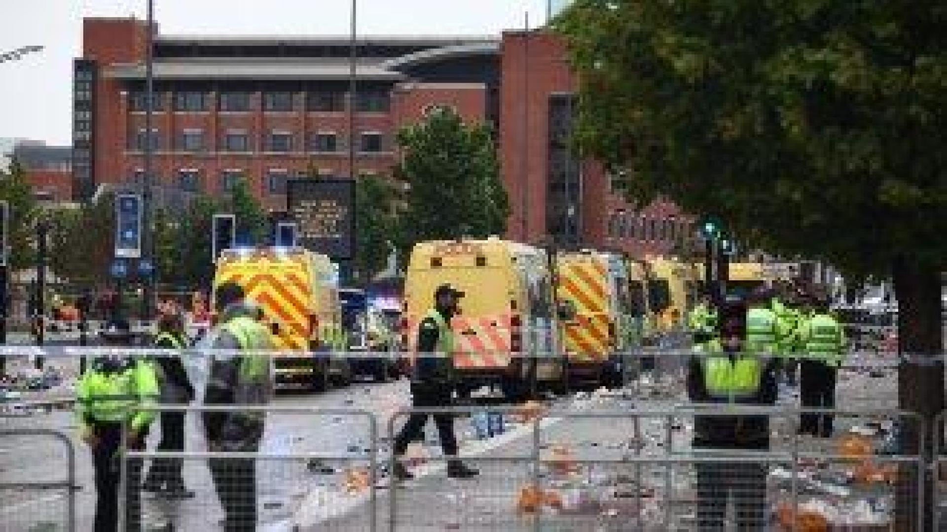 Кола се вряза в шествие от фенове на "Ливърпул"