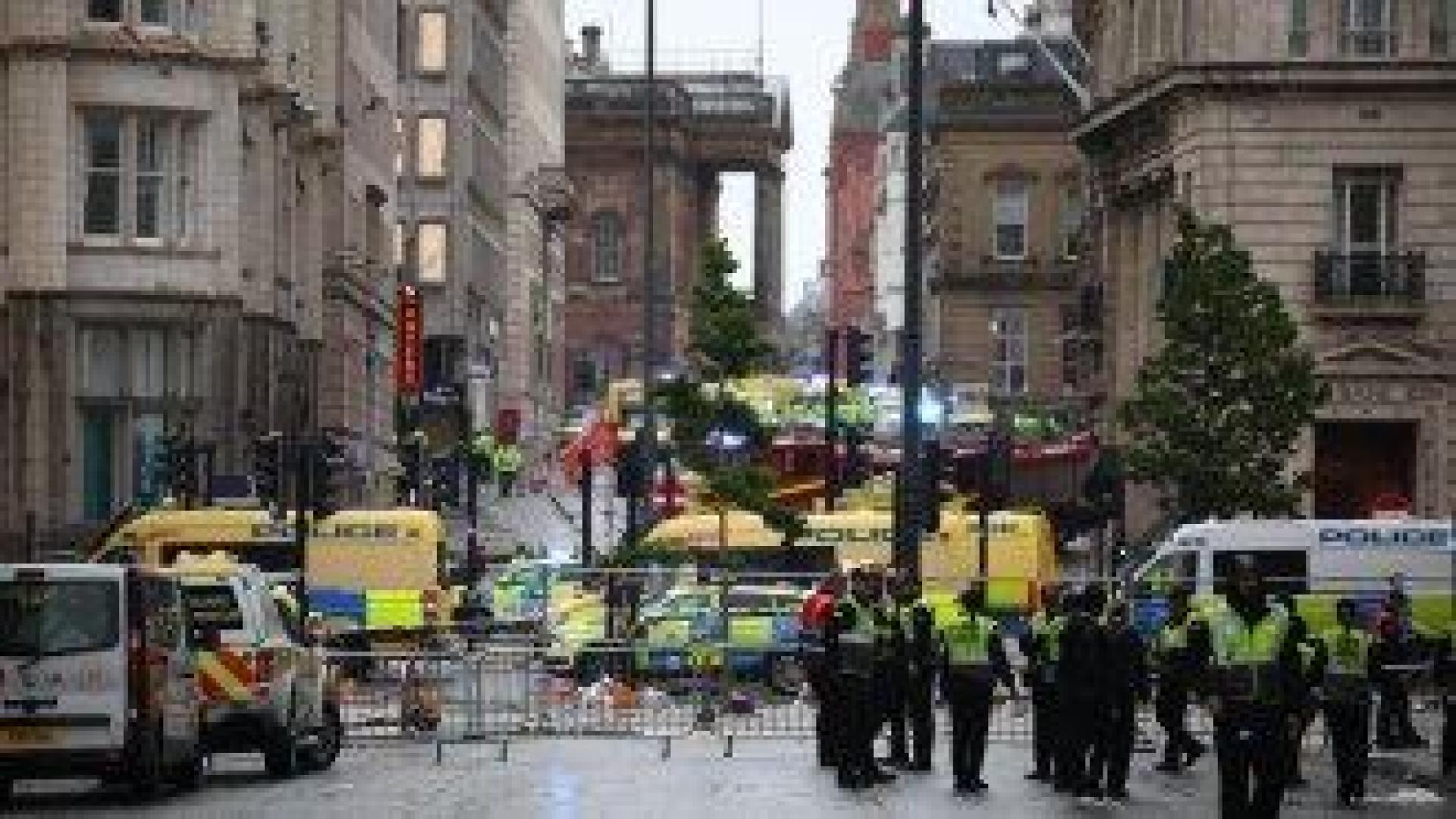 27 души са в болница след врязването на кола във фенове на "Ливърпул"