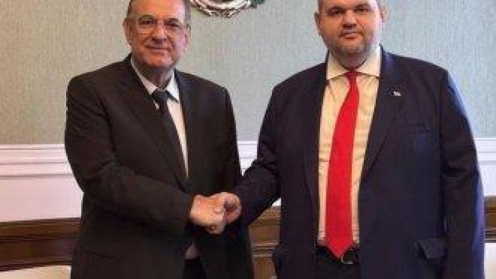 Чакъров стисна ръката на Пеевски и подаде оставка