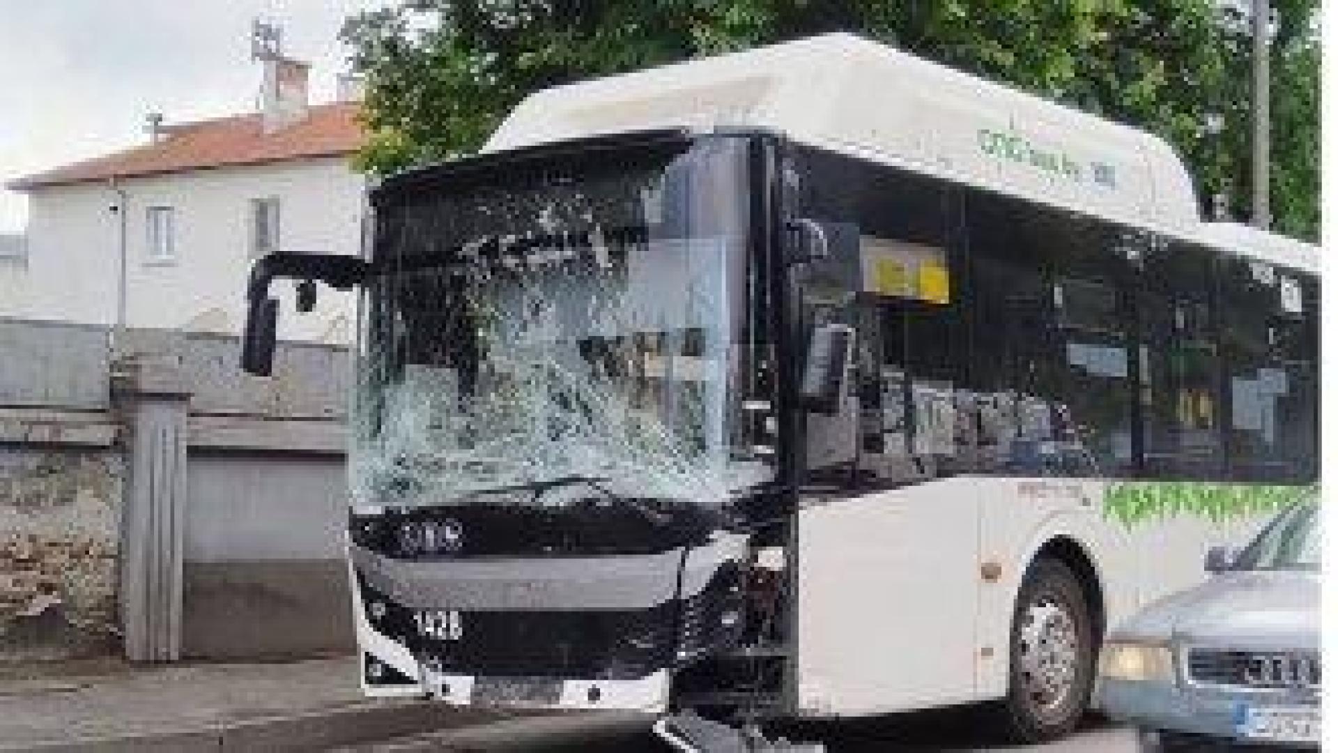 Мъж загина, след като автобус от градския транспорт отнесе кола на кръстовище в "Люлин"