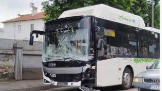 Мъж загина, след като автобус от градския транспорт отнесе кола на кръстовище в "Люлин"