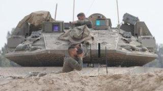 Над 300 дейци на изкуството призоваха британския премиер да спре оръжието за Израел