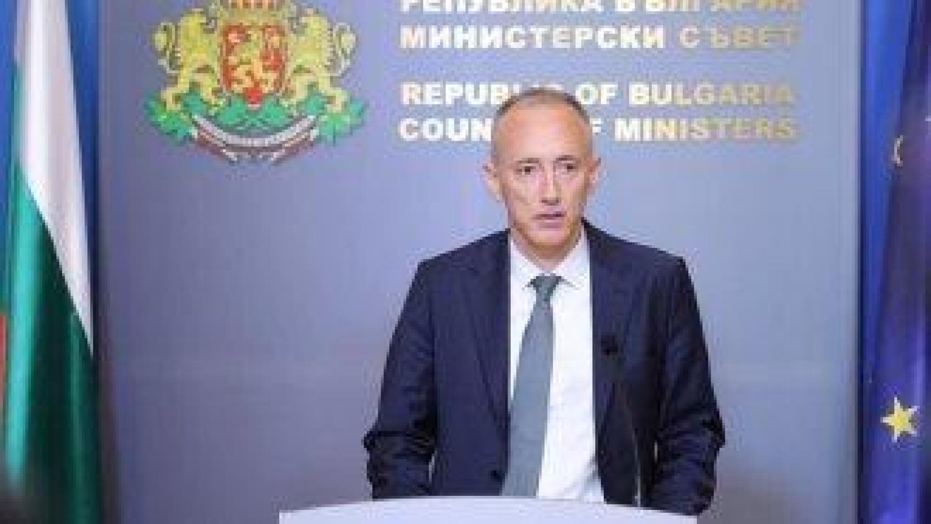 Следването на медицина се обвързва с работа в определени болници. За акушерка и сестра ще се учи безплатно