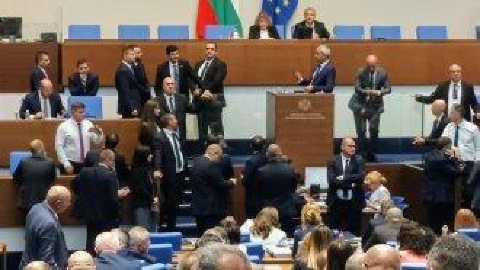 След доклада за еврото: "Възраждане" спретна цирк в парламента