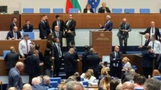 След доклада за еврото: "Възраждане" спретна цирк в парламента