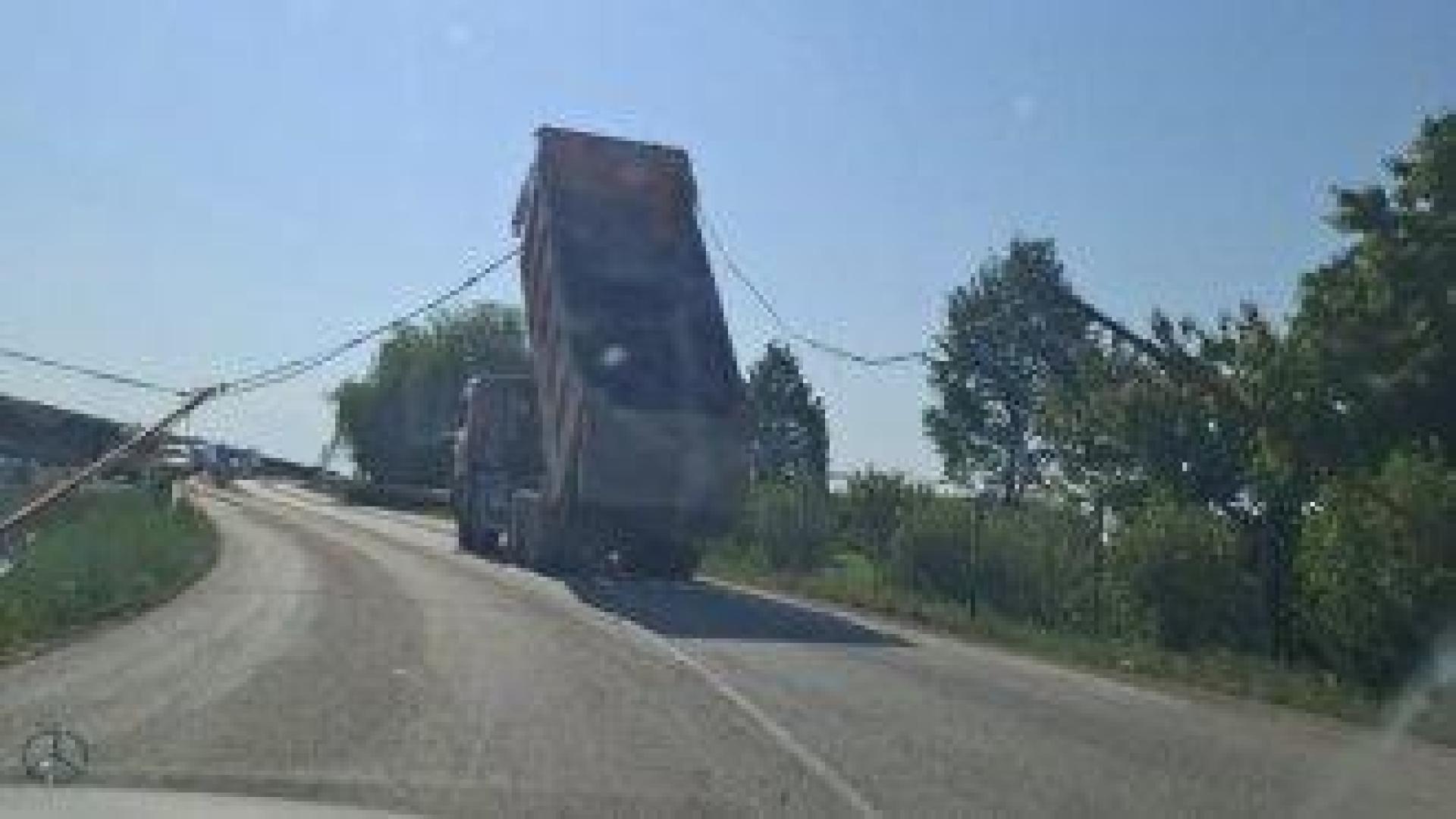 Камион се оплете в жици при Северната тангента на София