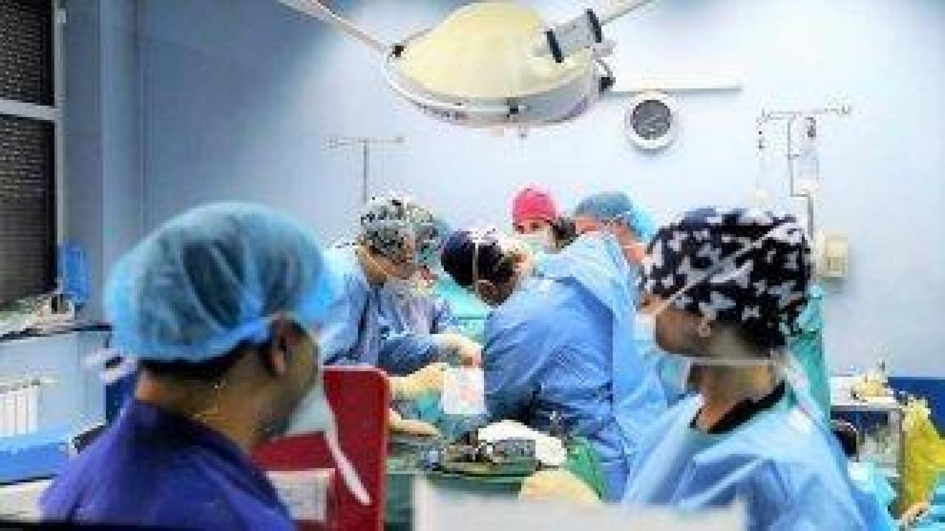 Майка стана донор на бъбрек за сина си в Александровска болница