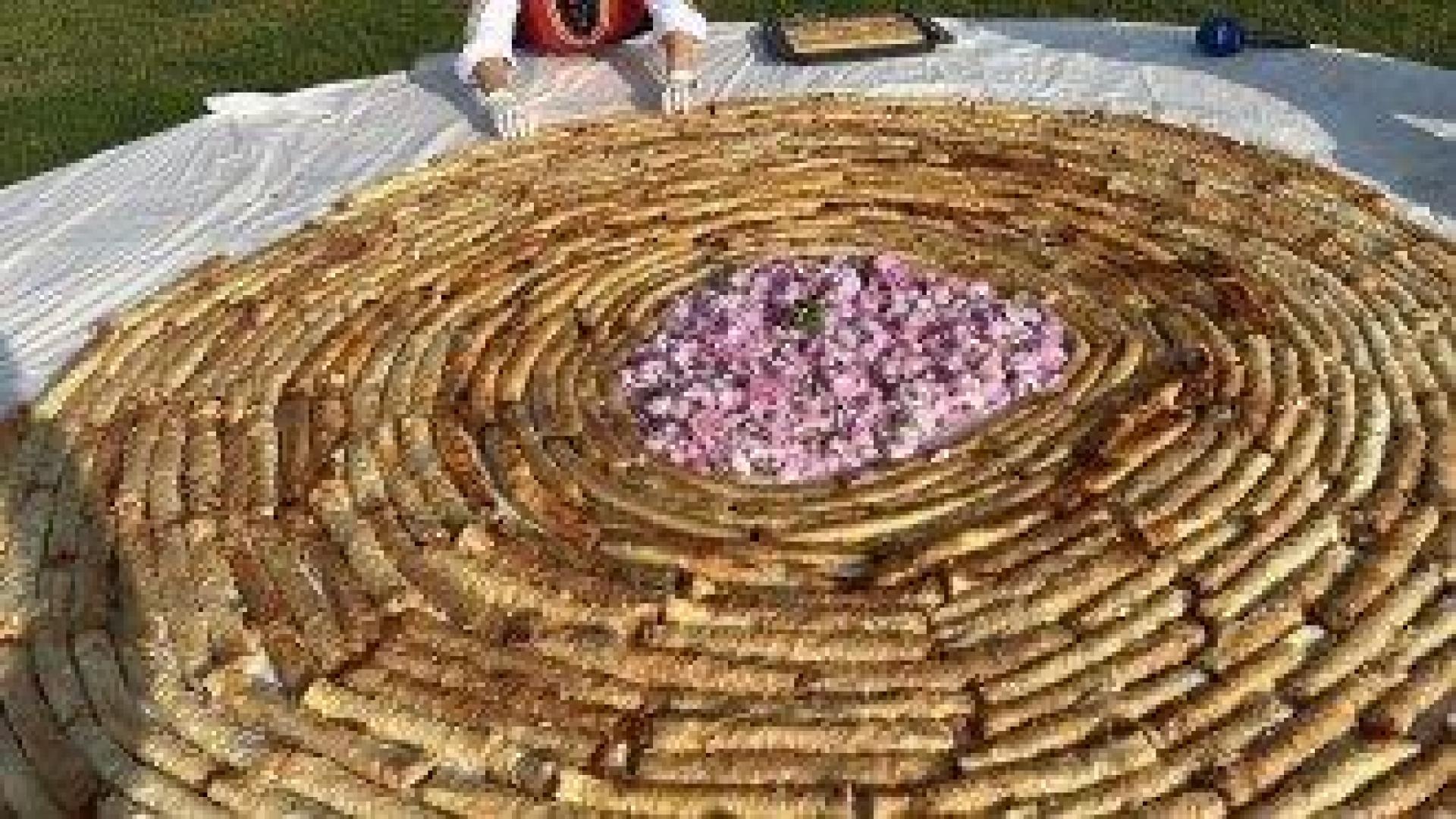 Приготвиха най-дългата вита баница с рози в Казанлък