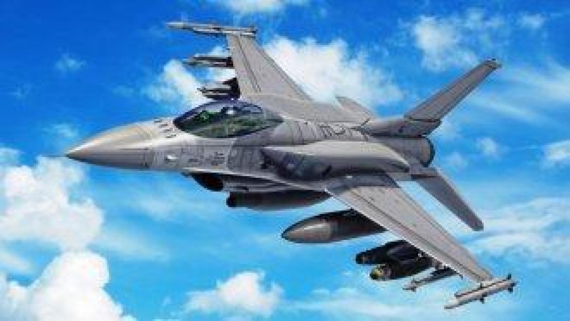 Вторият изтребител F-16 кацна в България