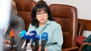 Министър Петкова не казва колко е бюджетният дефицит в края на май