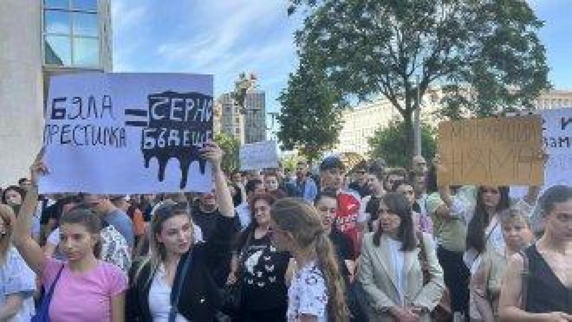 "Проблемите ни се отлагат и за нас пари отново няма". Медици излизат на протест пред парламента