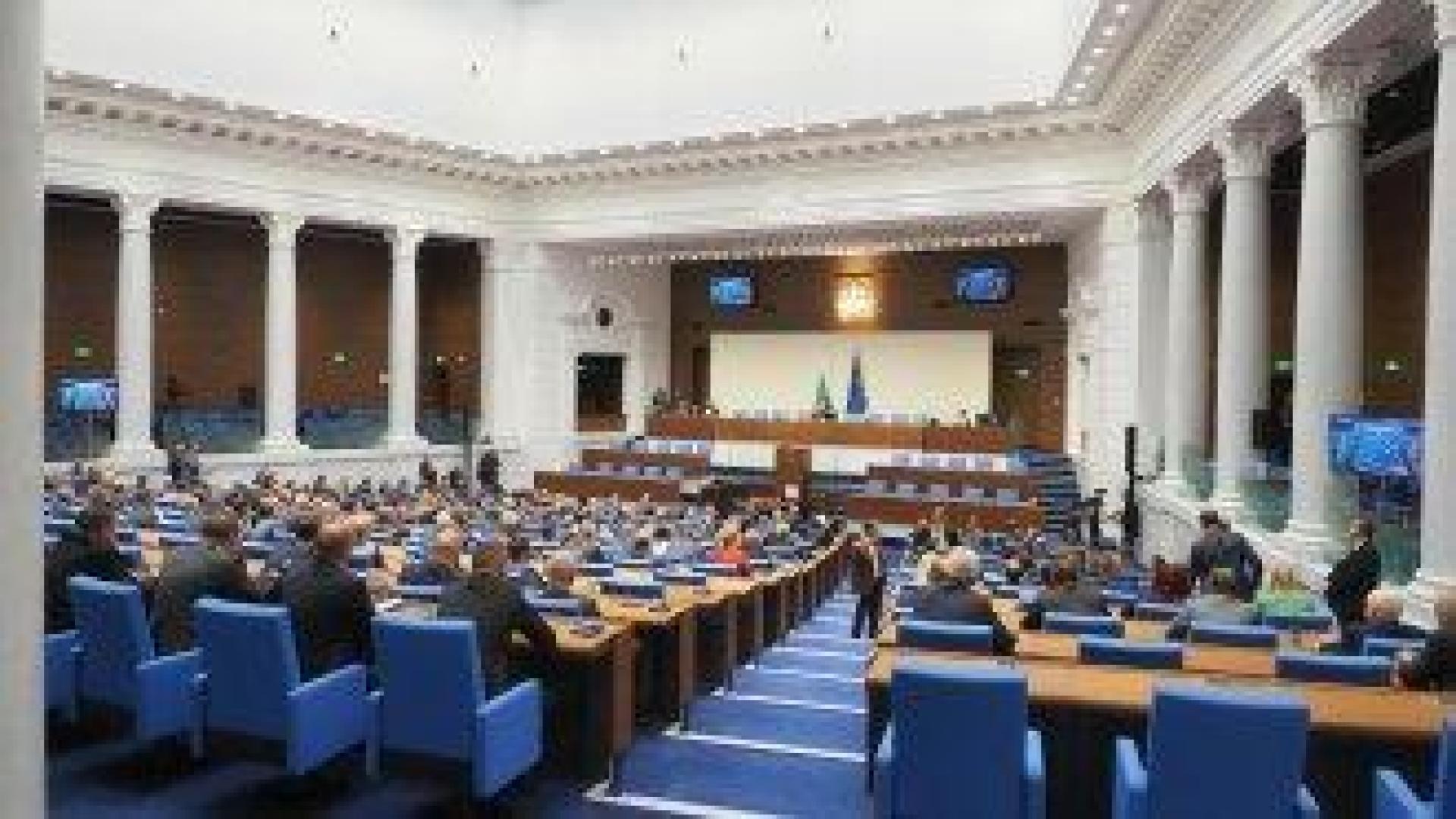 Изненадващо НС вкара 4 извънредни точки в последния си ден преди ваканцията