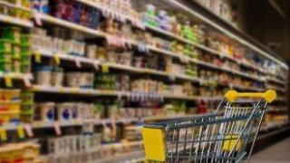 Абсурд: Квота за 80% български млечните продукти в хипермаркетите, но млякото е едва 59 на сто
