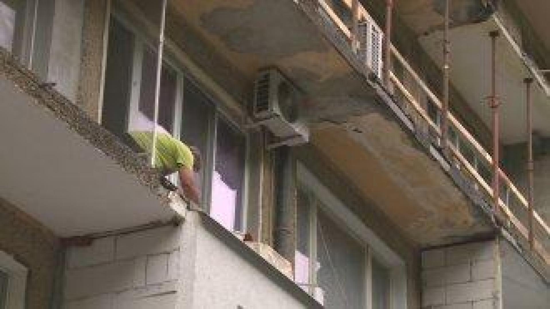 "Престъпно" саниране: Мъж загина, след като блок в Свищов остана без парапети на терасите