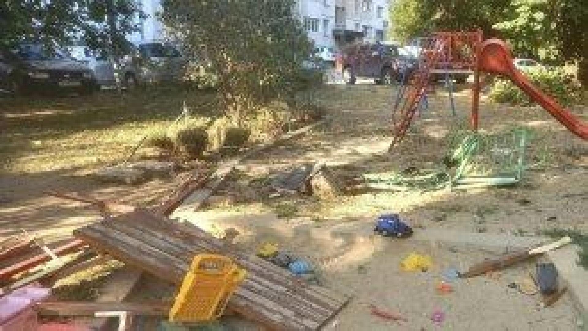 Пиян шофьор с бус се е врязал в детска площадка