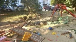 Пиян шофьор с бус се е врязал в детска площадка