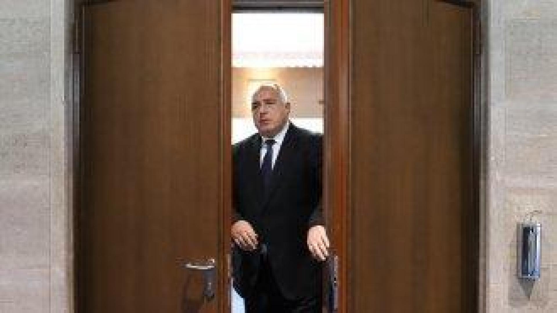 Борисов: Болят ме коленете, не мога да дойда пеша