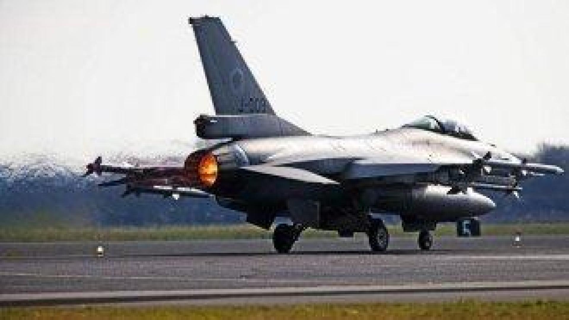 Полша вдигна по тревога бойни самолети, след като Русия започна удари срещу Украйна