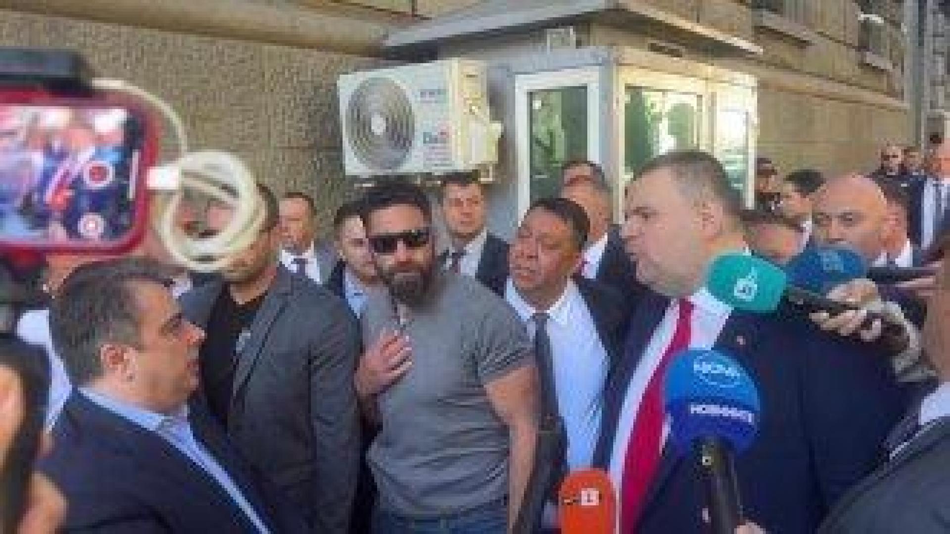 Денят с Mediapool: Репортаж от "държавата с главно Д"