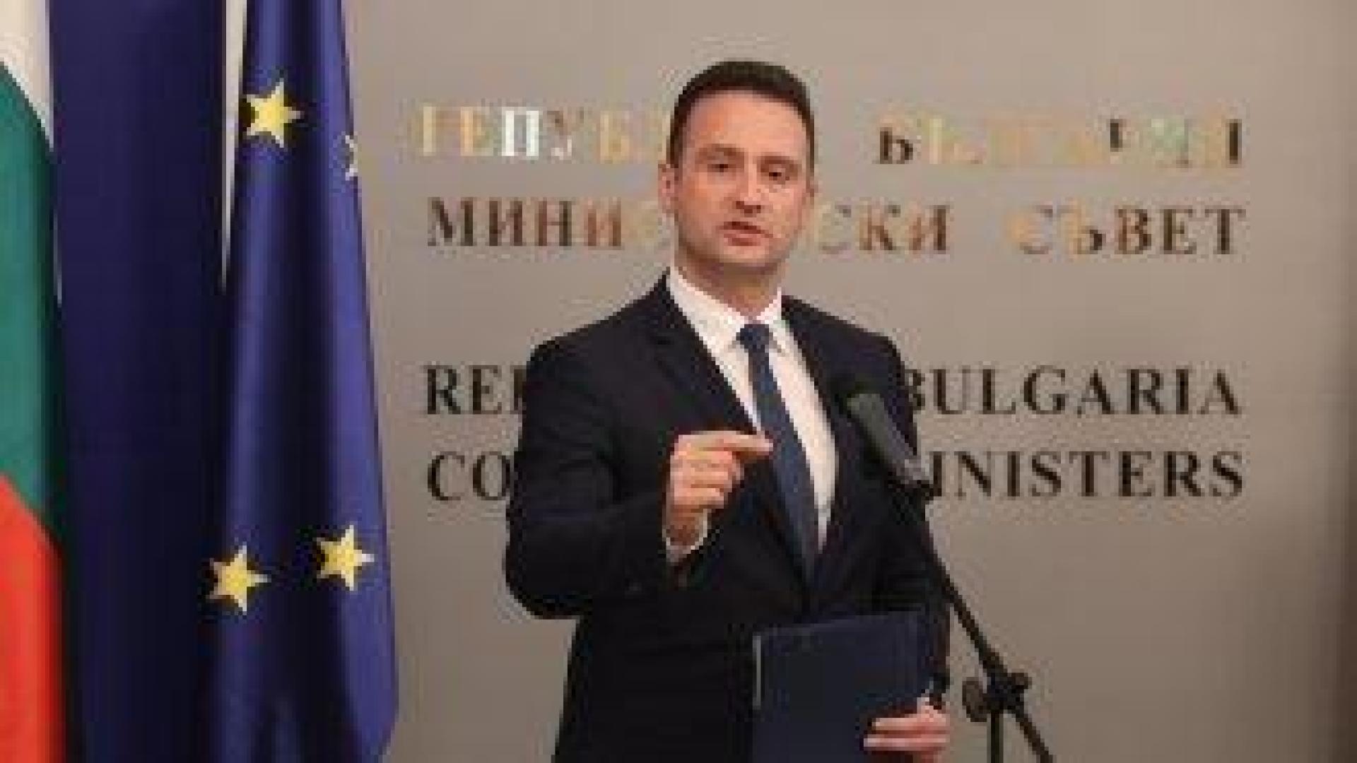 И енергийният министър се възмути, че хора могат да прекрат зимата без топла вода и парно заради ремонт