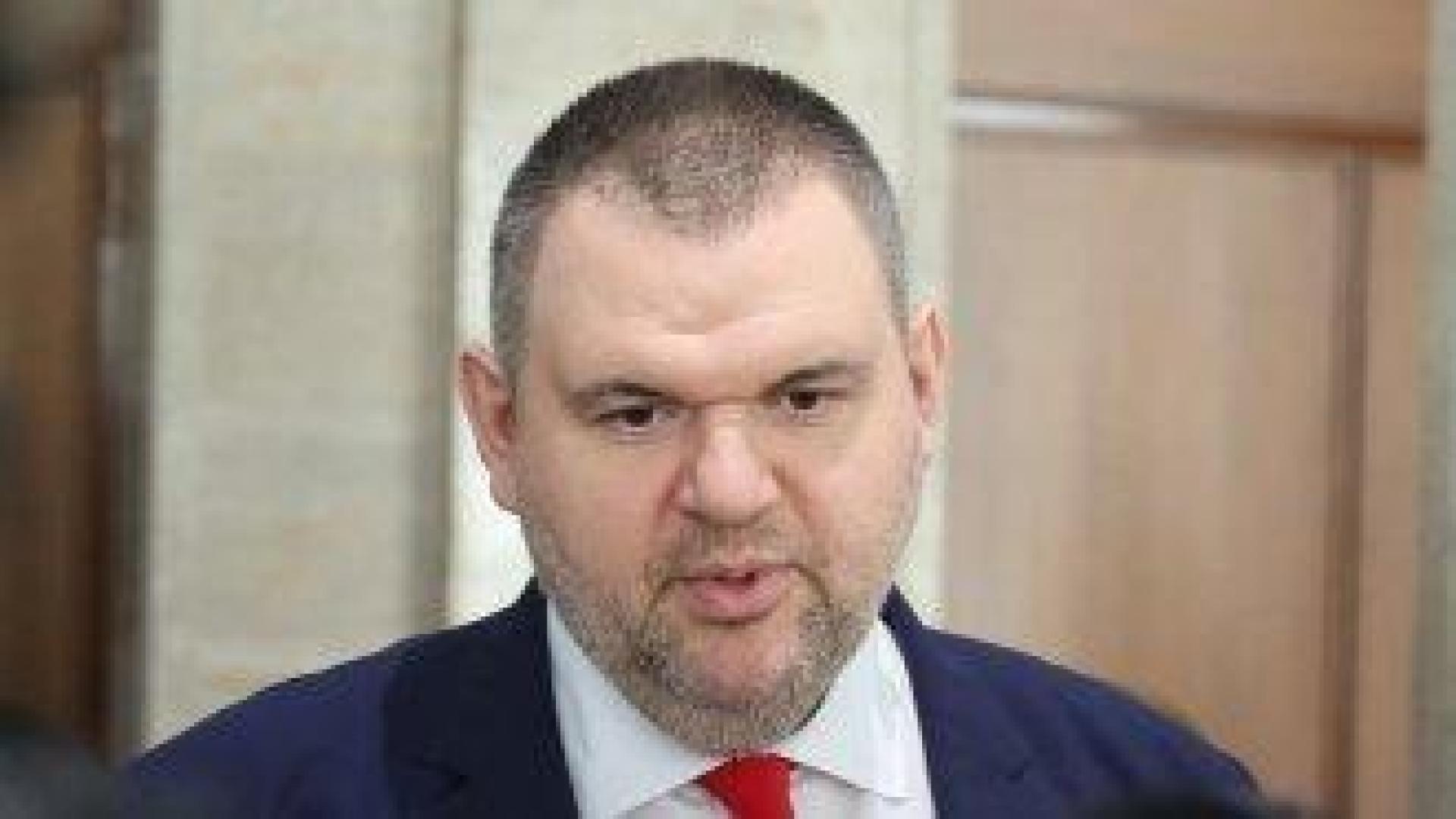 Пеевски поиска СОС да спре Терзиев за поскъпването на паркирането в София