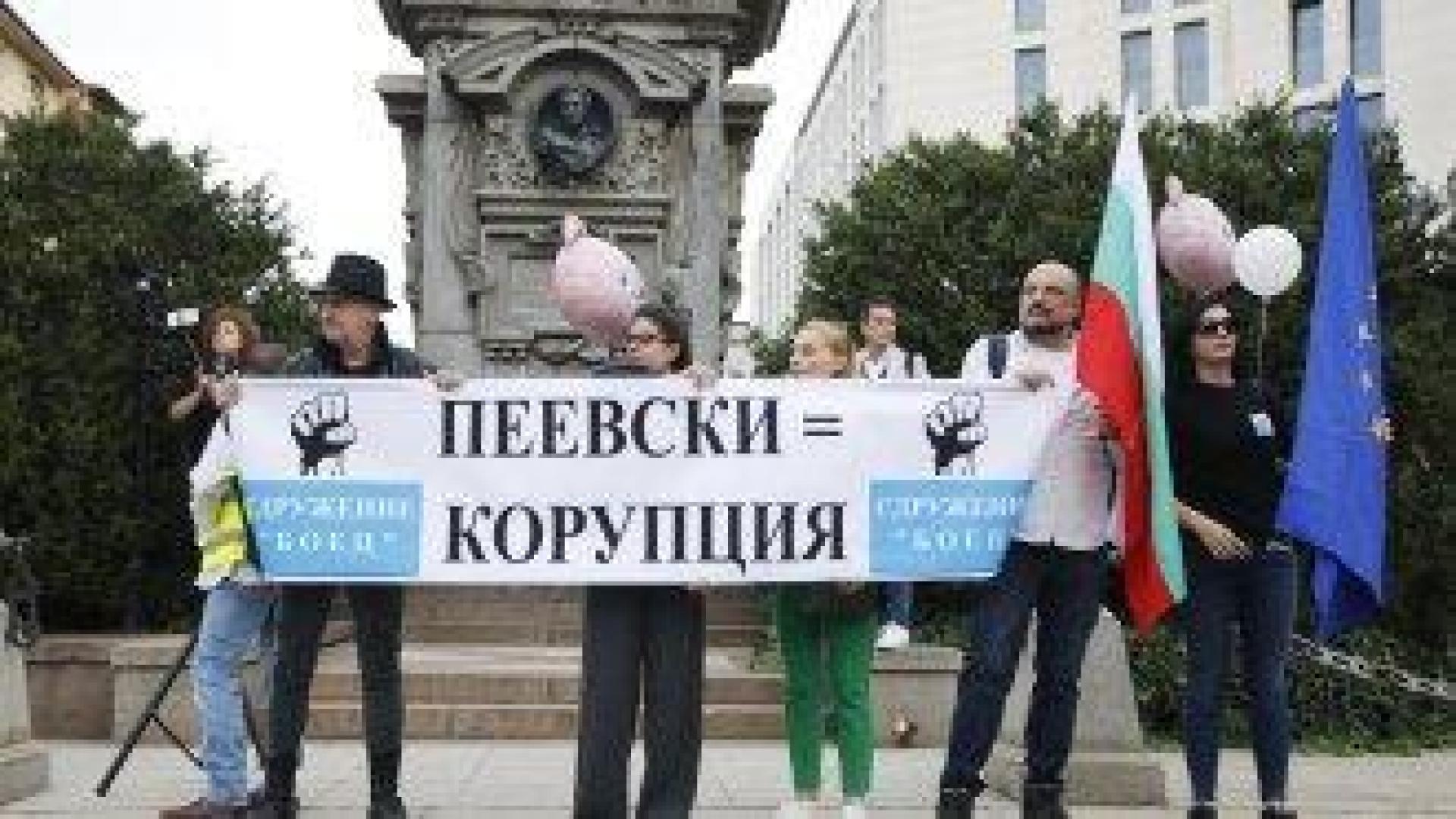 Протест "Пеевски=Корупция" блокира движението край паметника на Левски в София
