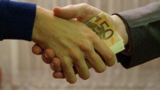 Арести в "Автомобилна администрация" заради искан подкуп от шофьори на камиони с техника на Роби Уилямс