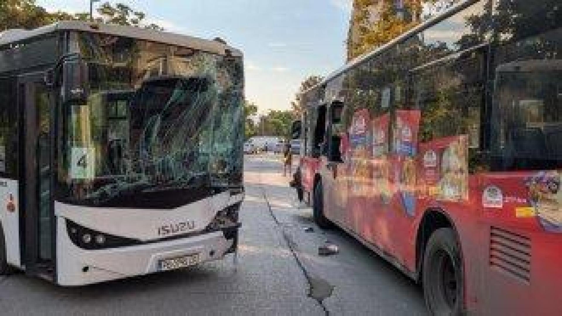 Два автобуса от градския транспорт се блъснаха в Пловдив