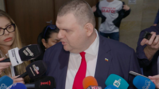 Младежи направиха "фотобомба" на Пеевски с тениски "Свобода за Благо"