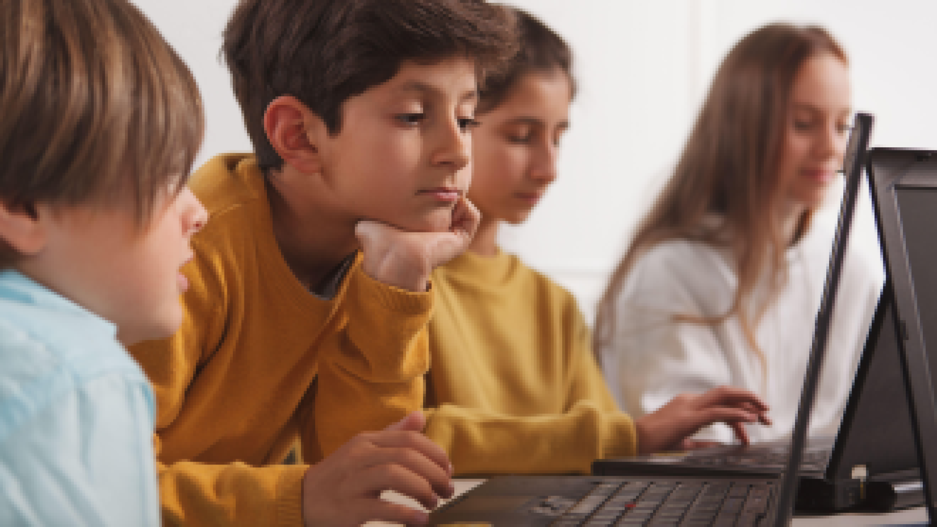 Онлайн тестът на МОН по математика пропадна в 21 училища заради лошото време