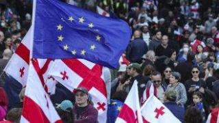 Опозицията щурмува президентския дворец в деня на местните избори