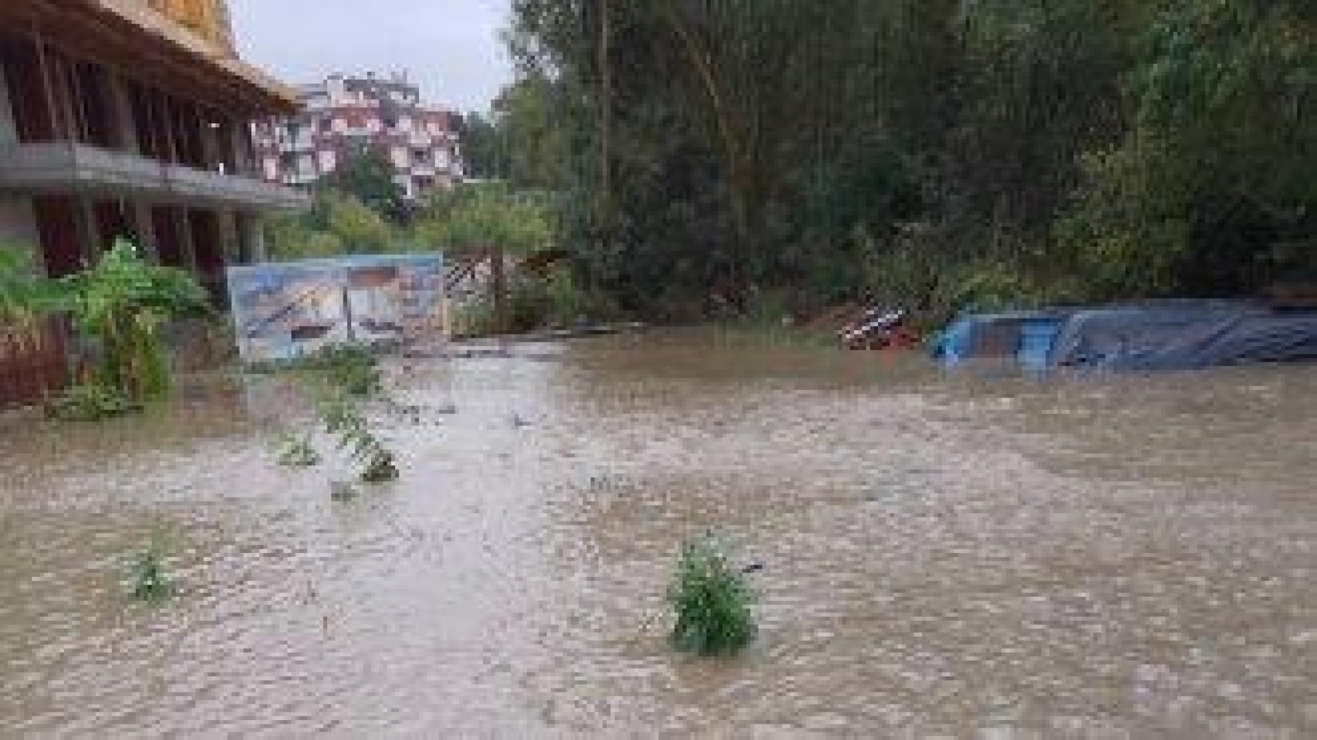 Морският курорт Лозенец е под вода