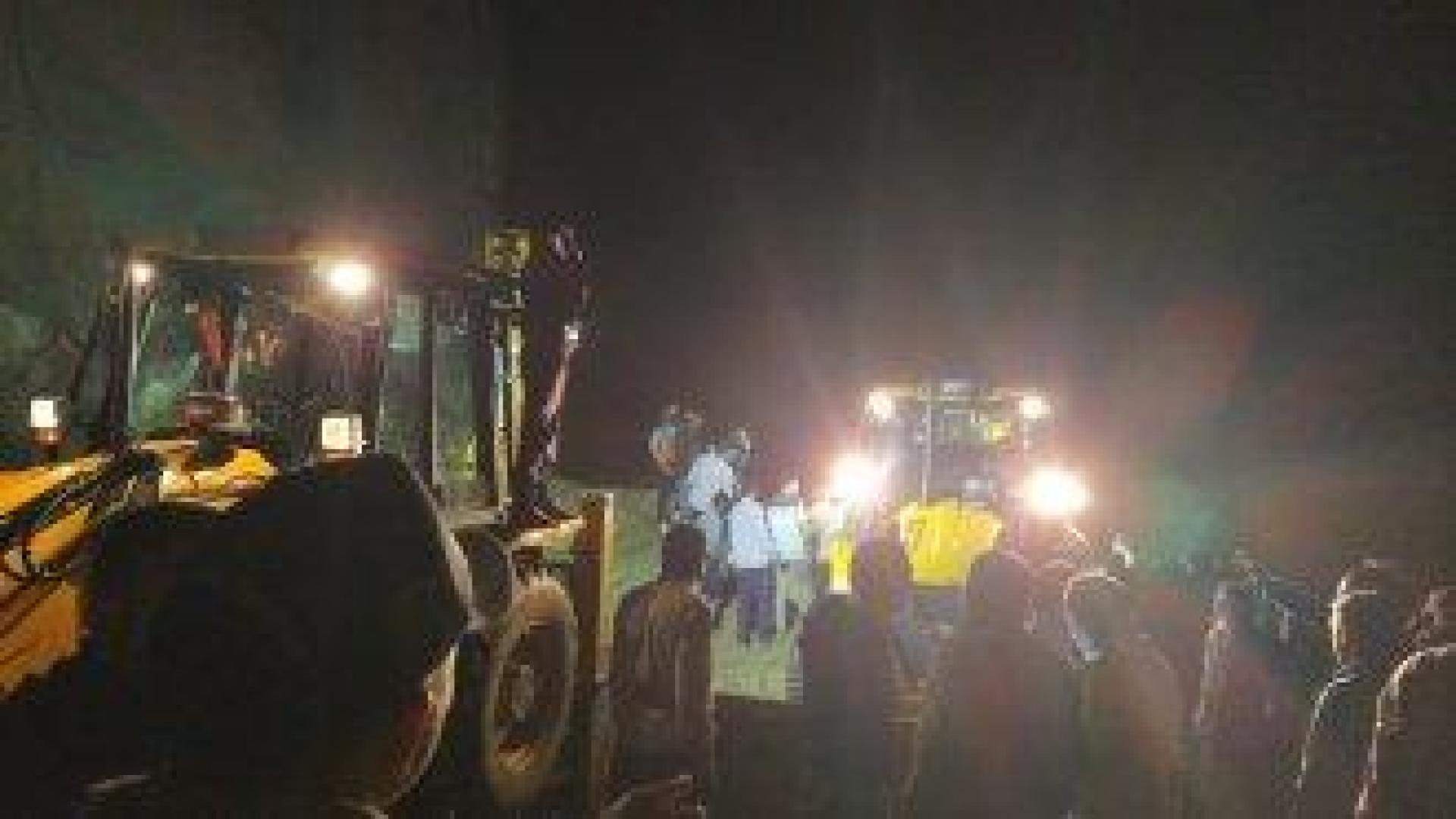 Поне 15 жертви на затрупан от свлачище автобус в Индия