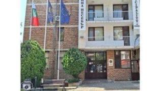 Полиция влезе в сградата на община Несебър