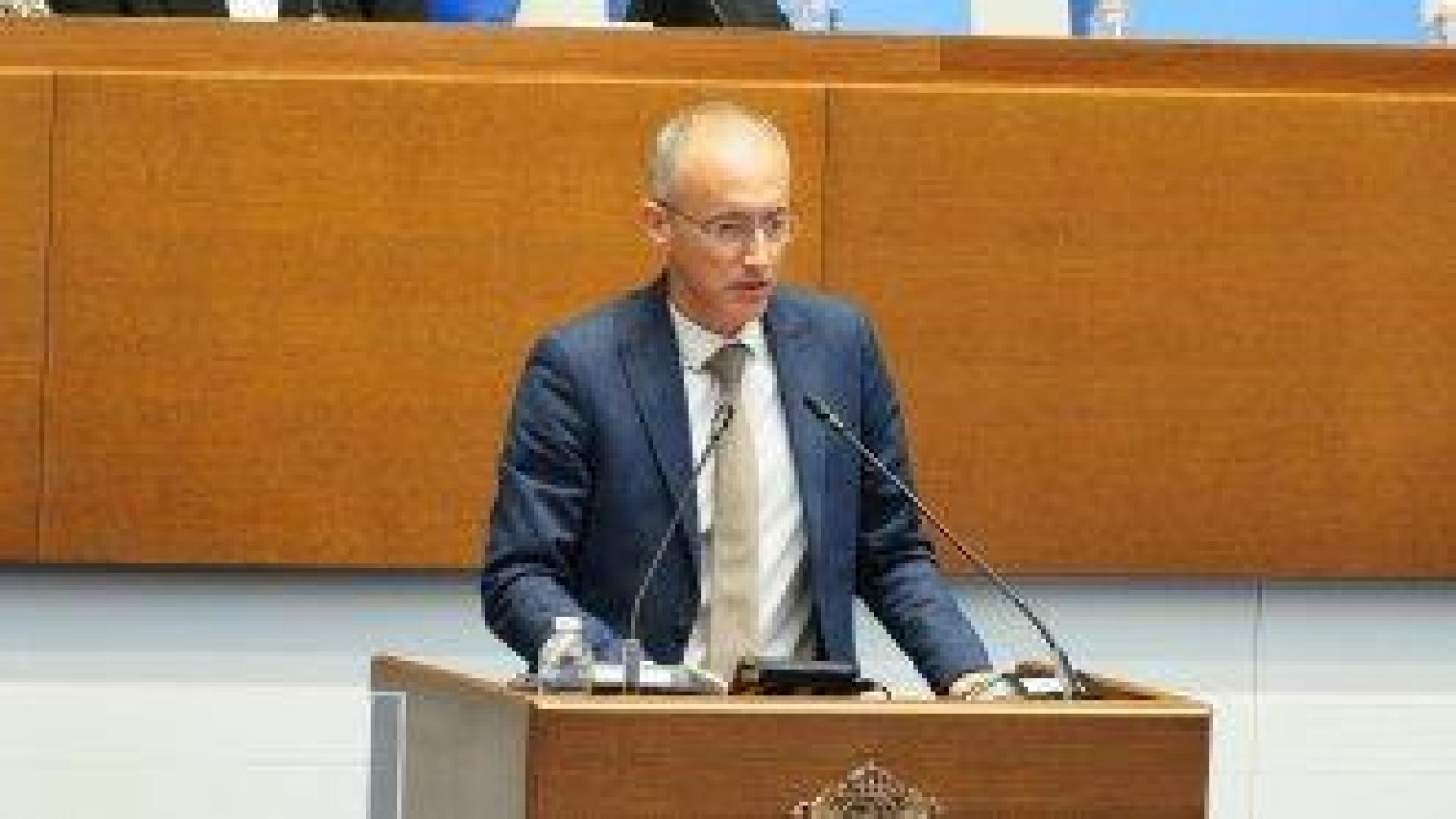 Религията и забраната за телефони в час са на прага на класните стаи