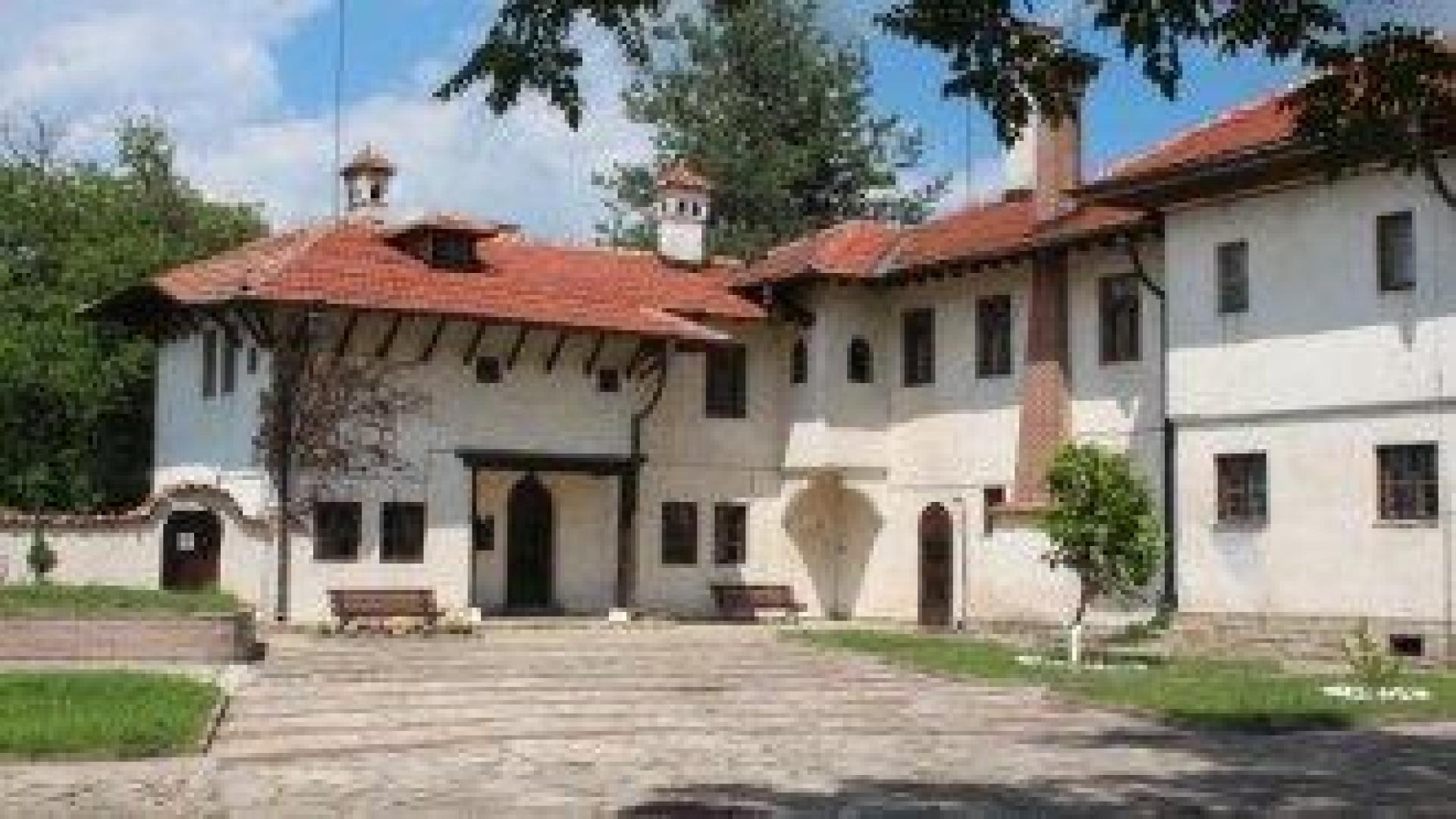 Сакскобургготски продаде къщата си в село Баня на Георги Самуилов